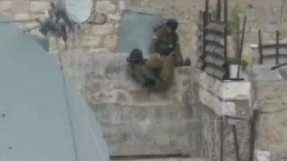 Duvarı aşamayan İsrail askerinin rezil olduğu an İZLE