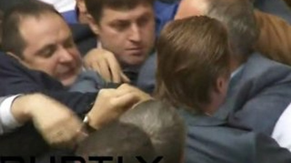 Ukrayna'da parlamento milletvekilleri arasında kavga