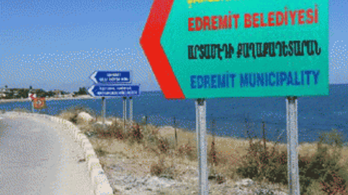 Edremit'in adı tabelaya Ermenice yazıldı