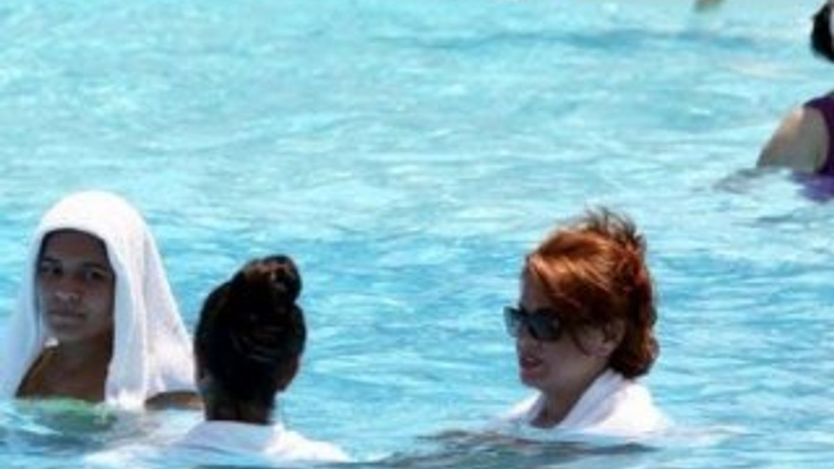 Antalya'da havuza havlu ile girdiler