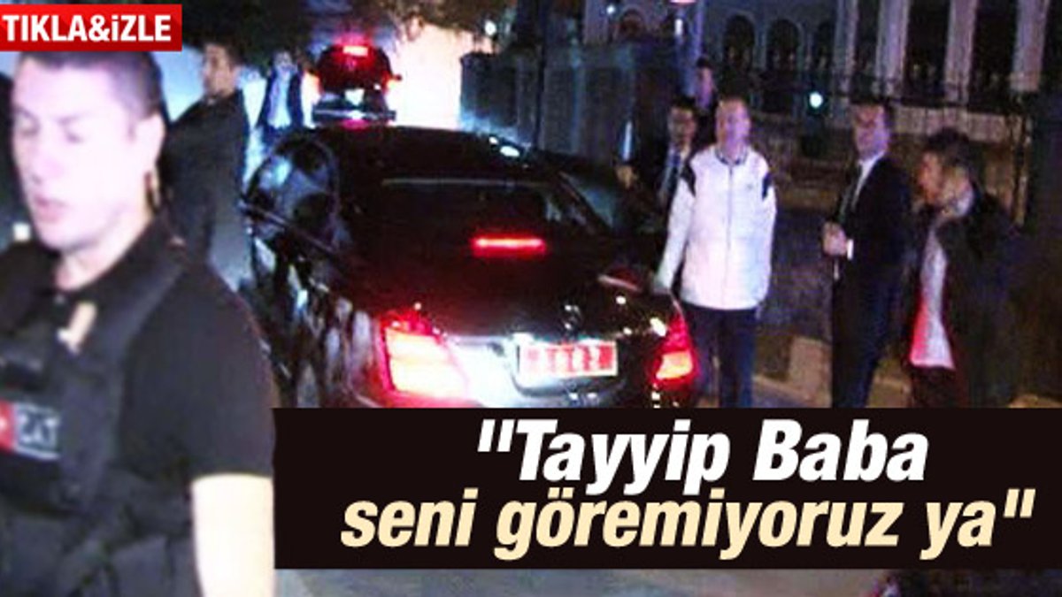 Erdoğan evinin önünde kendisini bekleyenleri selamladı