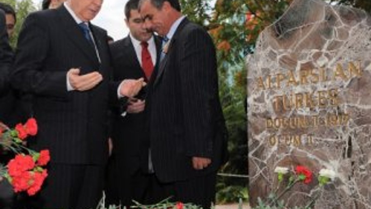 Bahçeli Alparslan Türkeş'in mezarına karanfil bıraktı