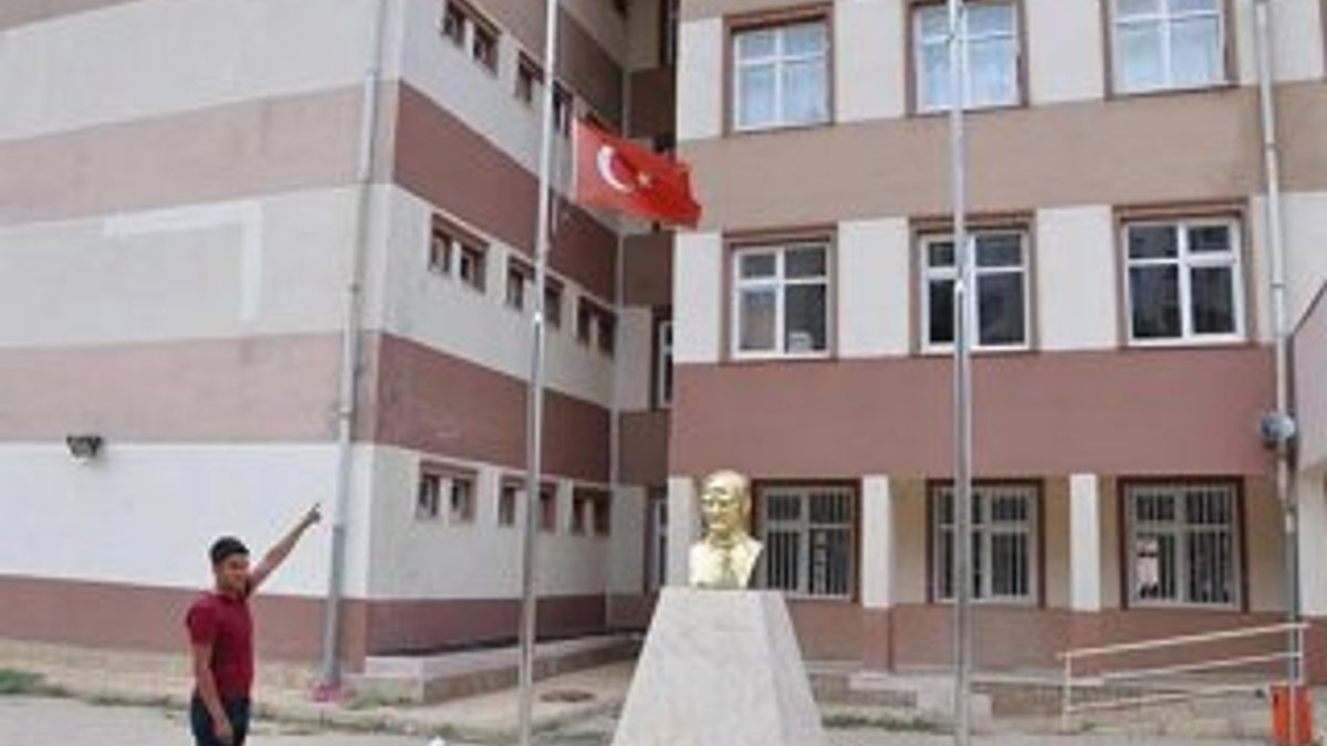Ulusal yas bittiği halde Türk bayrağı göndere çekilmedi