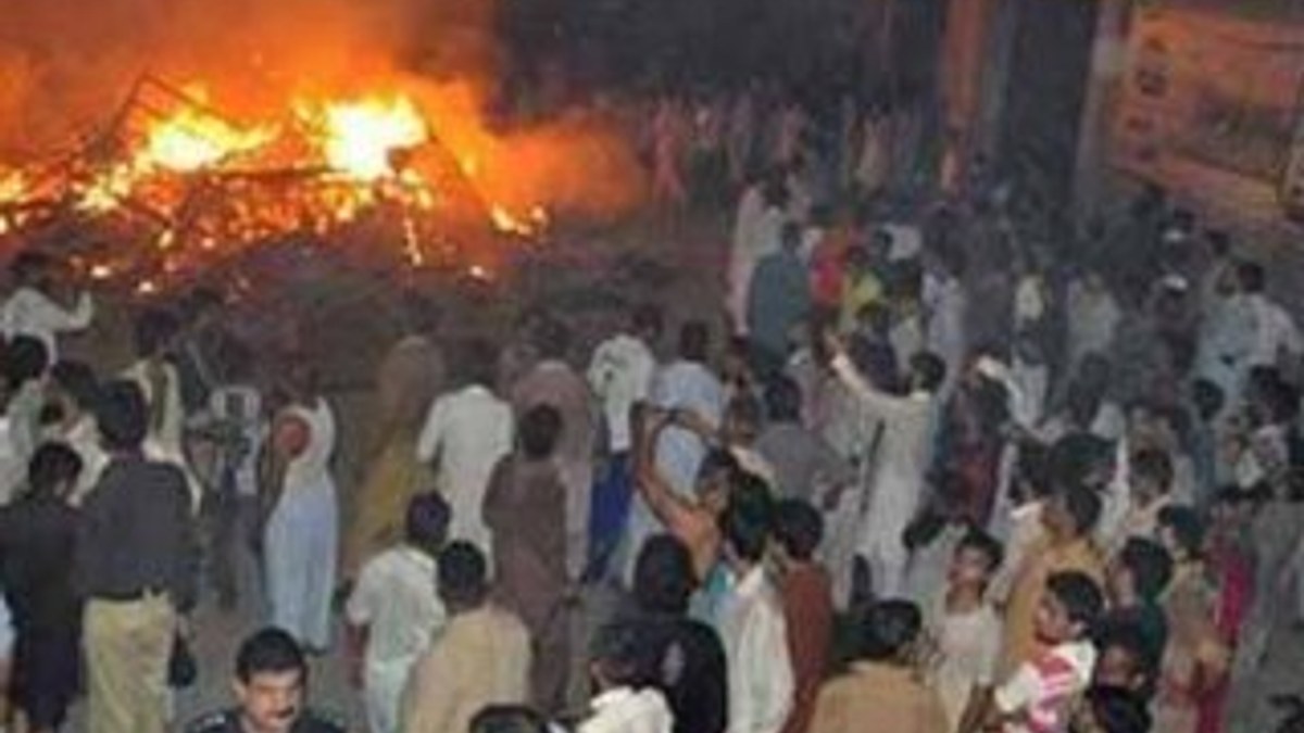 Pakistan'da Ahmediye mezhebinden kişilerin evi yakıldı