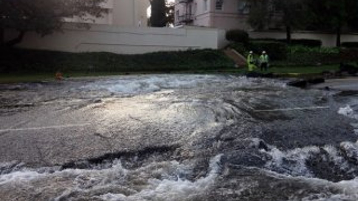 Los Angeles'ta 93 yıllık su borusu patladı İZLE