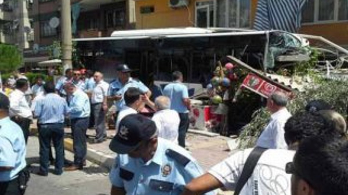 Denizli'de bir belediye otobüsü markete girdi İZLE