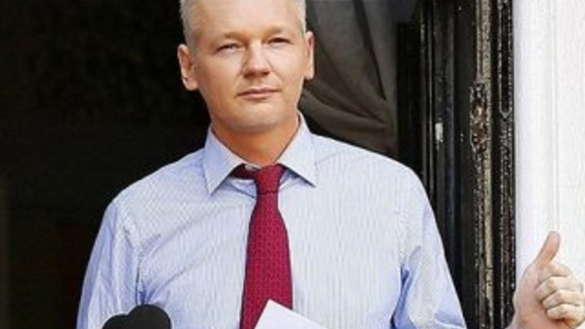 Assange teslim olacağını açıkladı