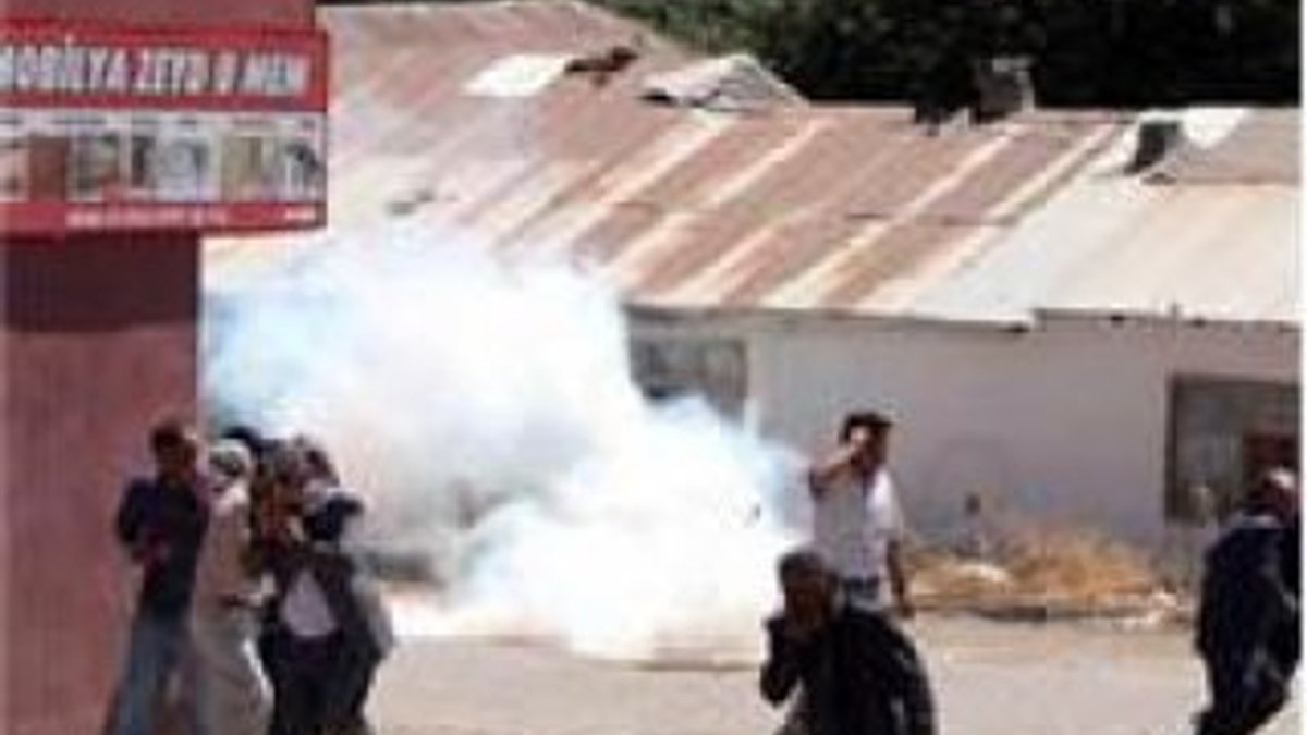 Bingöl'de protestocular kepenk kapatmayan esnafa saldırdı