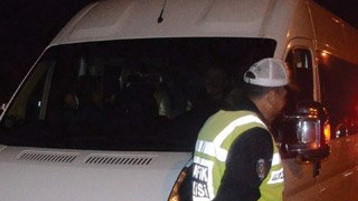 Çanakkale'de bir minibüste 32 kaçak yakalandı