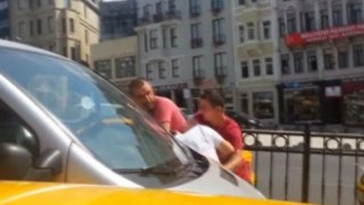 İstanbul'da taksici ile minibüs şoförü birbirine girdi İZLE