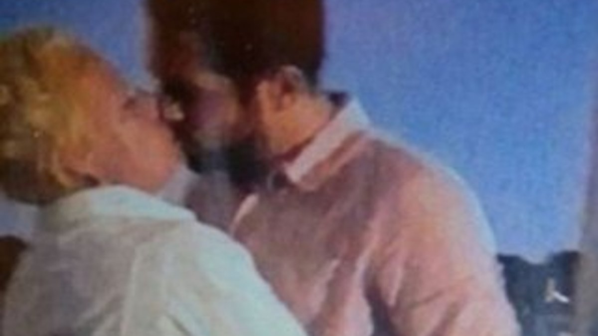 Estonya First Lady'si genç bir adamla öpüşürken yakalandı