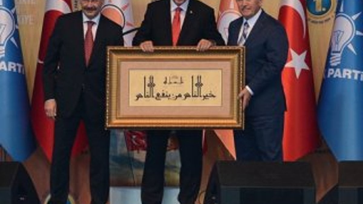 Erdoğan'a hadisli tablo hediye edildi