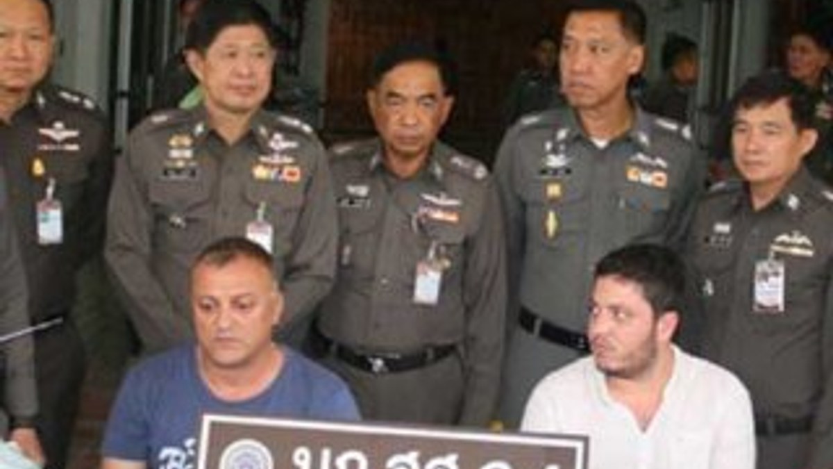 Taylandlı polislerden dolandırıcı iki Türk'le zafer pozu