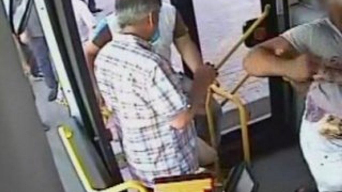 İstanbul'da bir halk otobüsünde şoför yolcudan dayak yedi İZLE