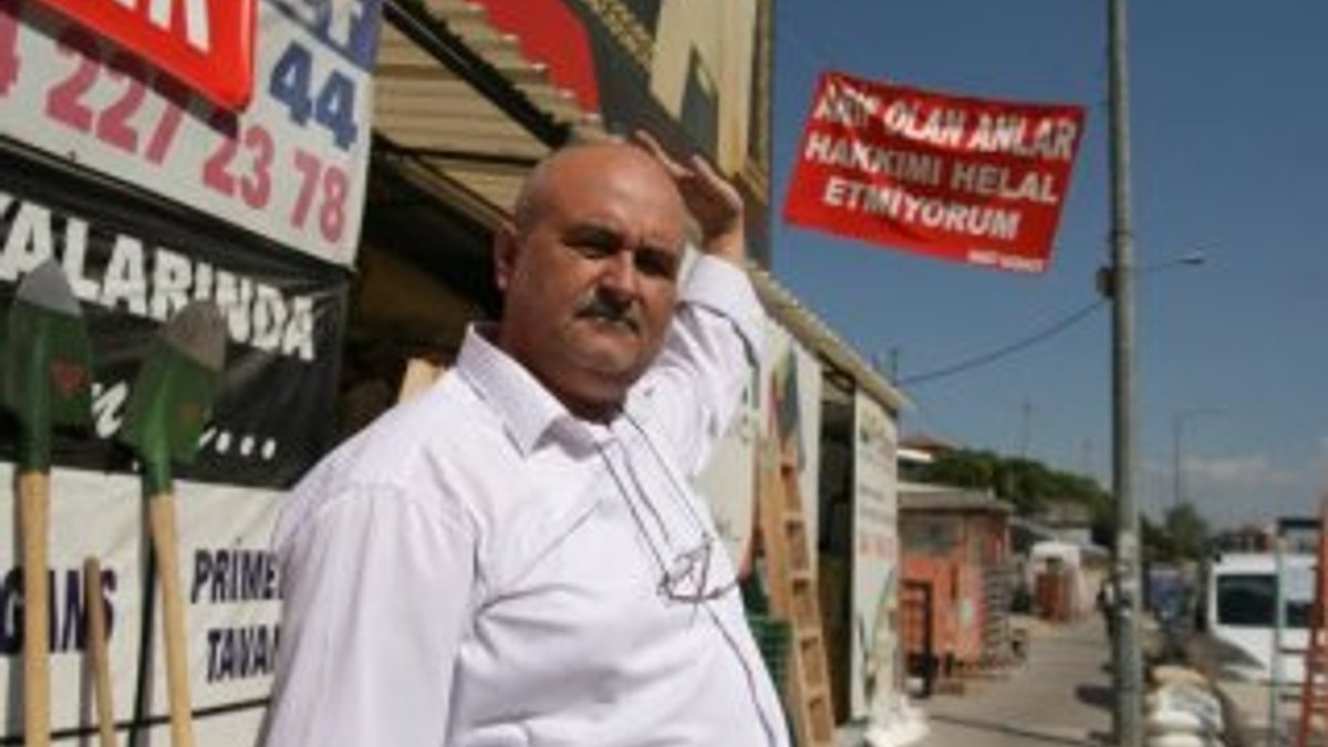 İzmirli esnaf boya firmasını pankartlarla protesto etti