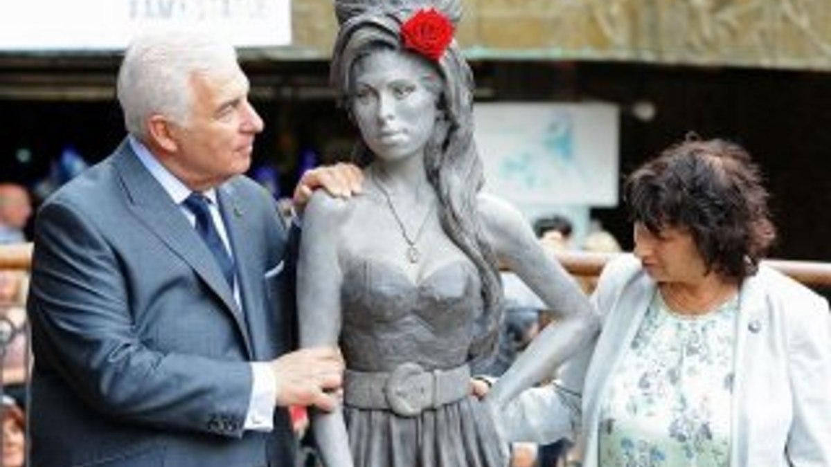 Londra'da Amy Winehouse'un heykeli dikildi