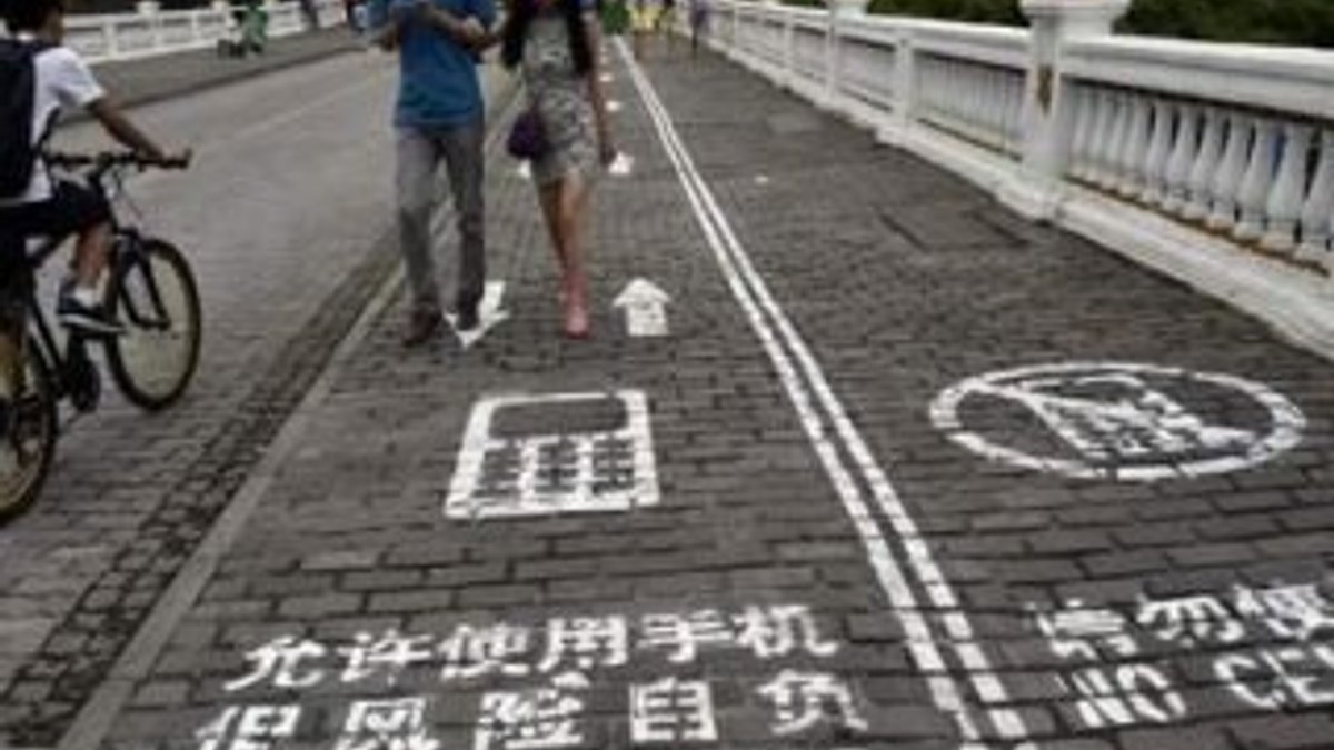 Çin'de cep telefonu bağımlıları için özel yol