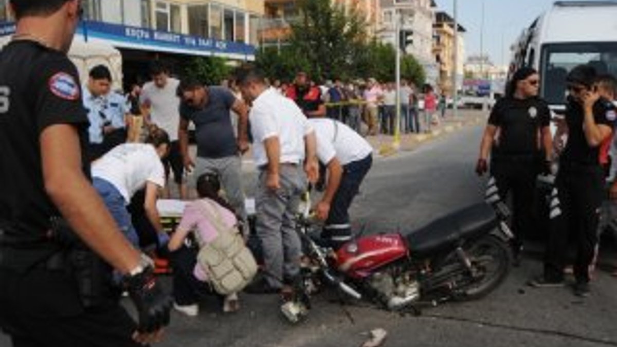 Antalya'da polisten kaçan 2 kardeş kamyonete çarptı