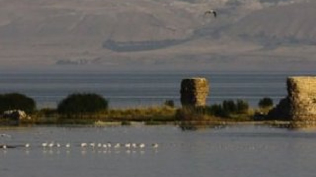 Van Gölü'nde suların altından Osmanlı kalesi çıktı