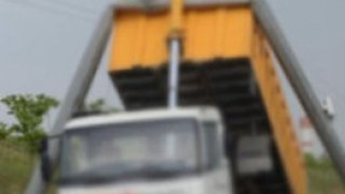 Kartal'da damperi açılan kamyon ortalığı birbirine kattı İZLE
