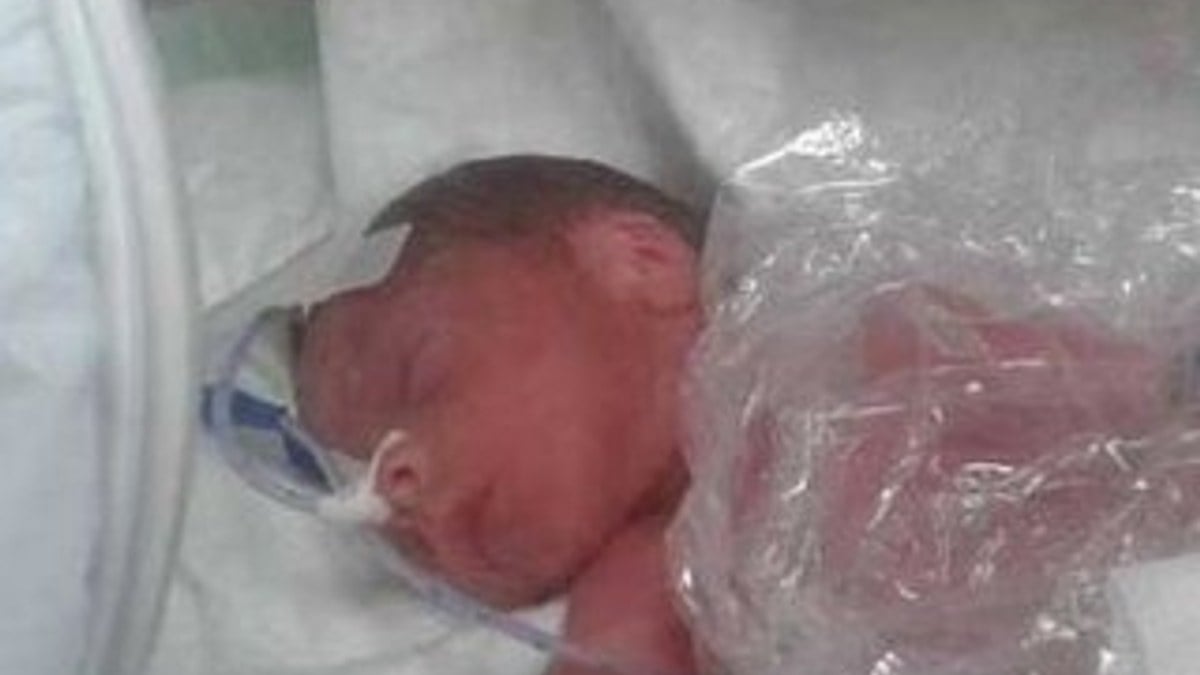 İzmir'de genç kadın hastanede yürürken doğum yaptı
