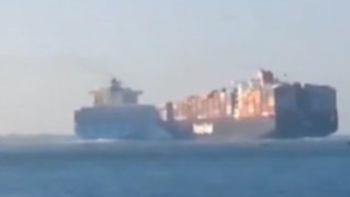 Süveyş Kanalı'nda dev konteyner gemileri çarpıştı