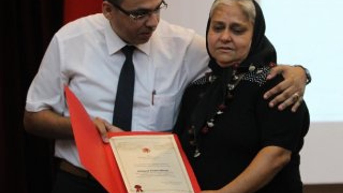 Davulla zurnayla uğurladığı oğlunun diplomasını aldı İZLE