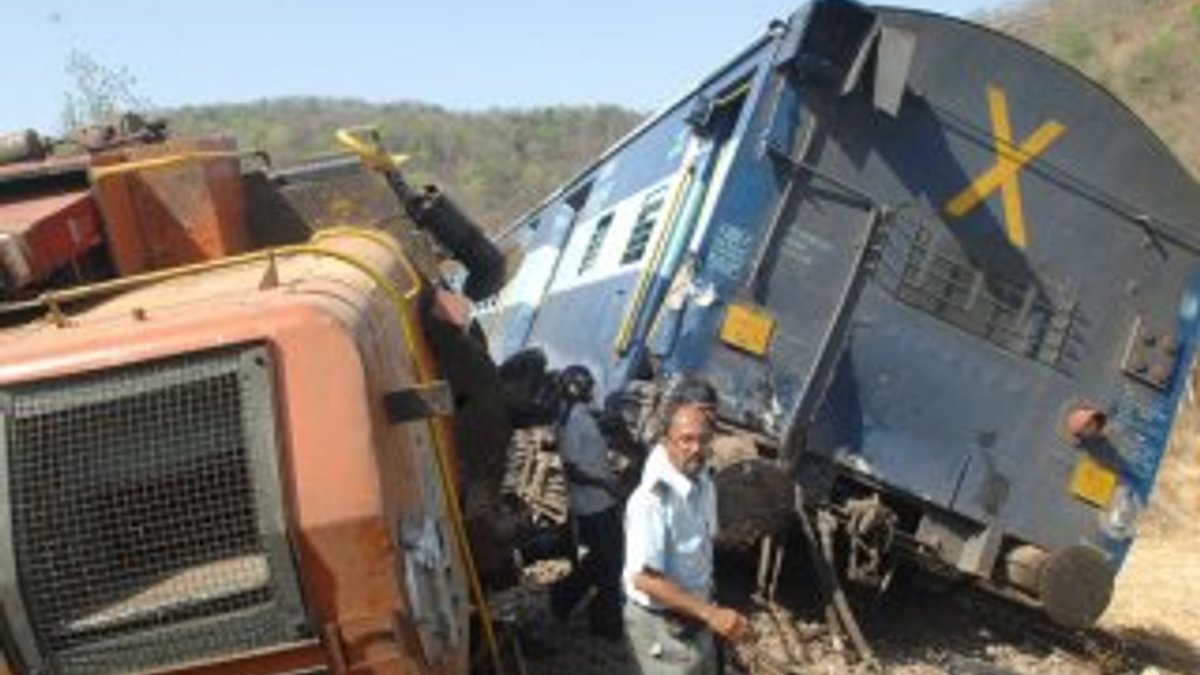 Hindistan'da tren kazası: 12 ölü 45 yaralı