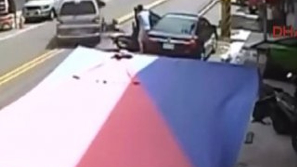 Tayvan'da motosiklet sürücüsü minibüsün altında kaldı İZLE