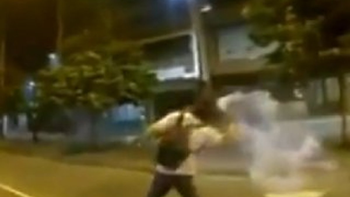 Biber gazı kapsülünü havada yakalayan protestocu İZLE