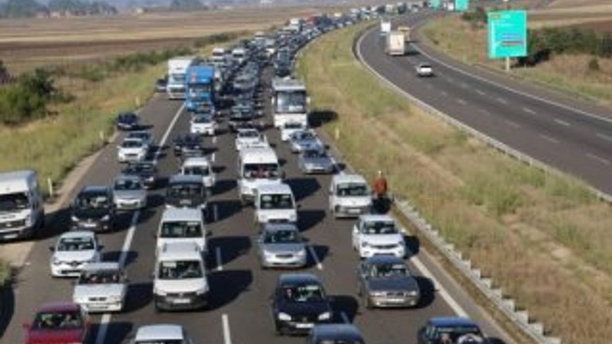 Tatilciler TEM'de 12 kilometrelik kuyruk oluşturdu