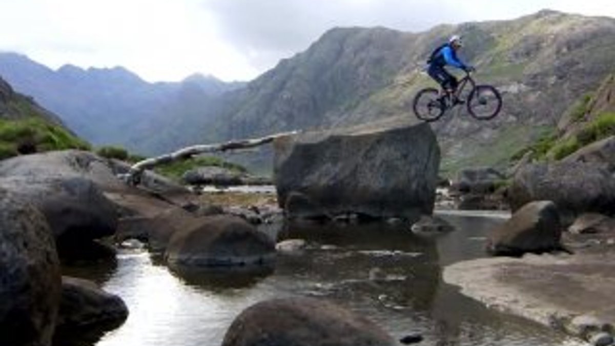 İskoçyalı dağ bisikletçisi ölüme meydan okudu