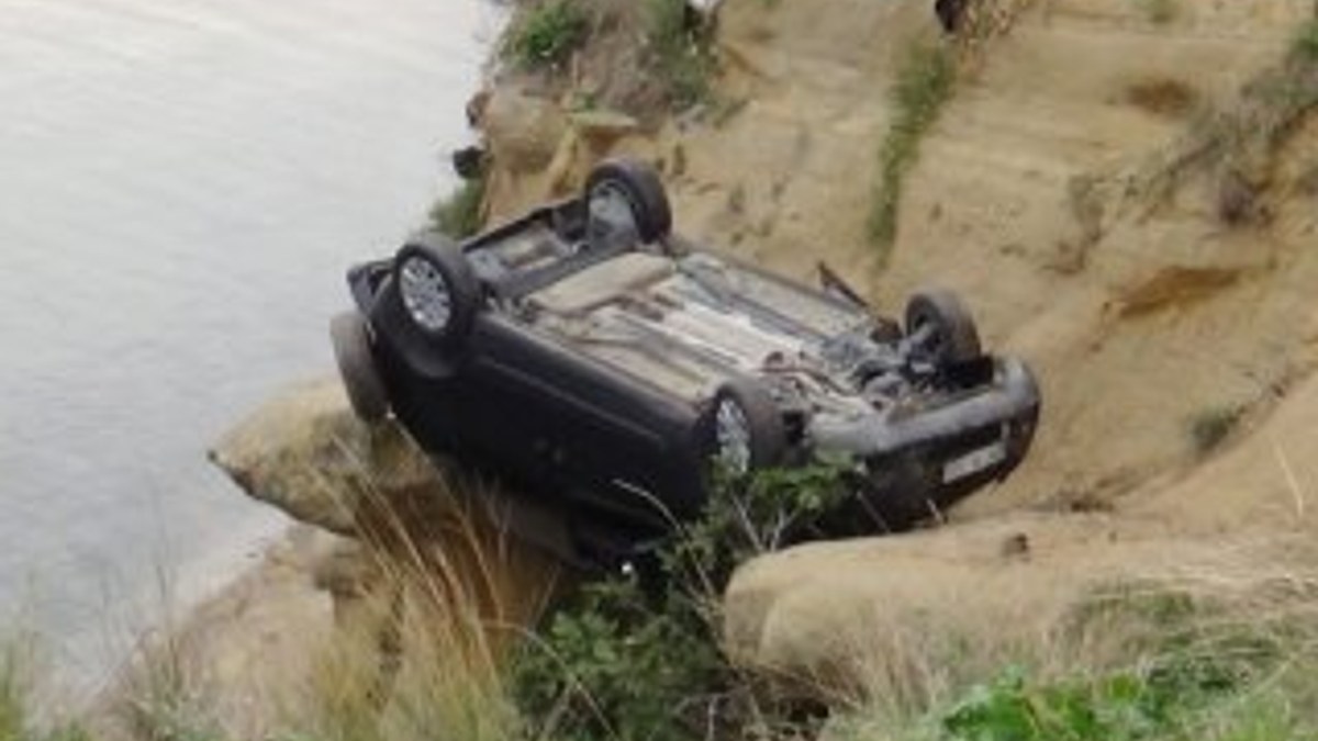 Silivri'de bir otomobil uçurumda asılı kaldı