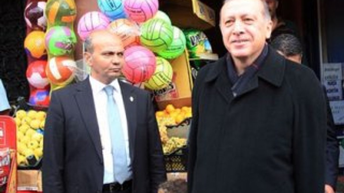 Cumhurbaşkanı Erdoğan oğlu ve torunuyla markete girdi