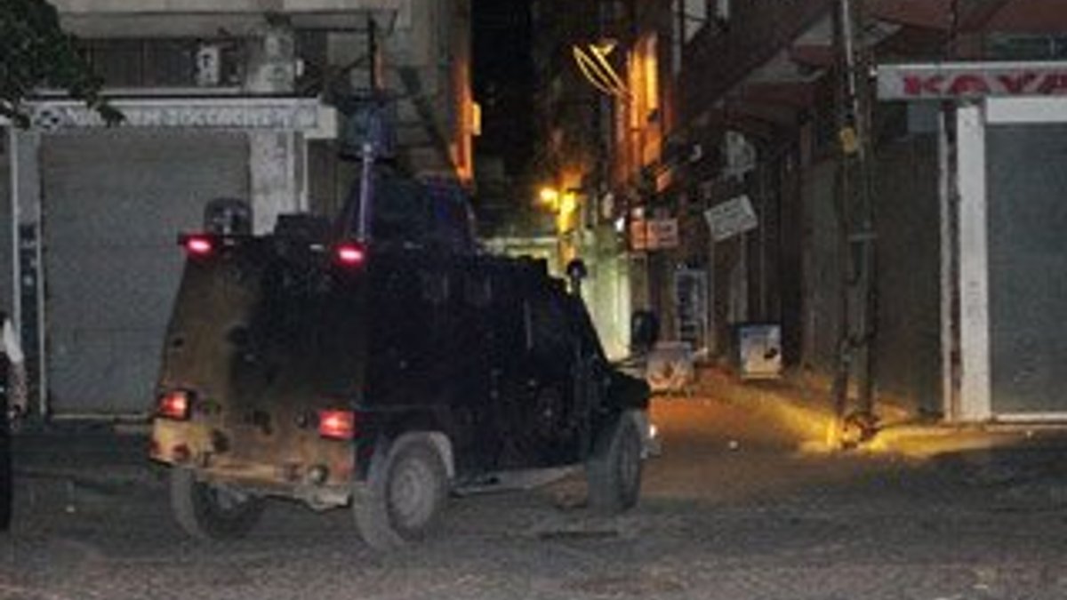Diyarbakır'da yol kesip polise ateş açtılar