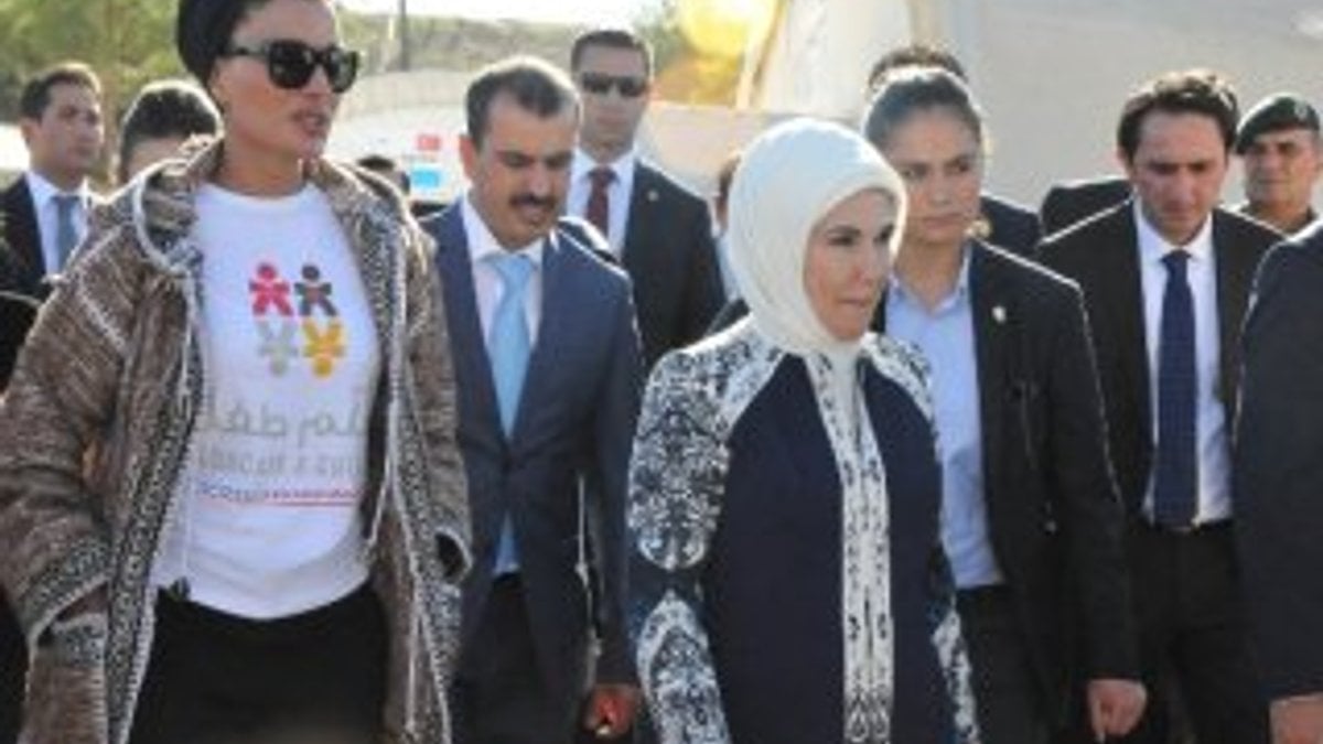 Emine Erdoğan çadır kentte Suriyeli kadınlarla buluştu