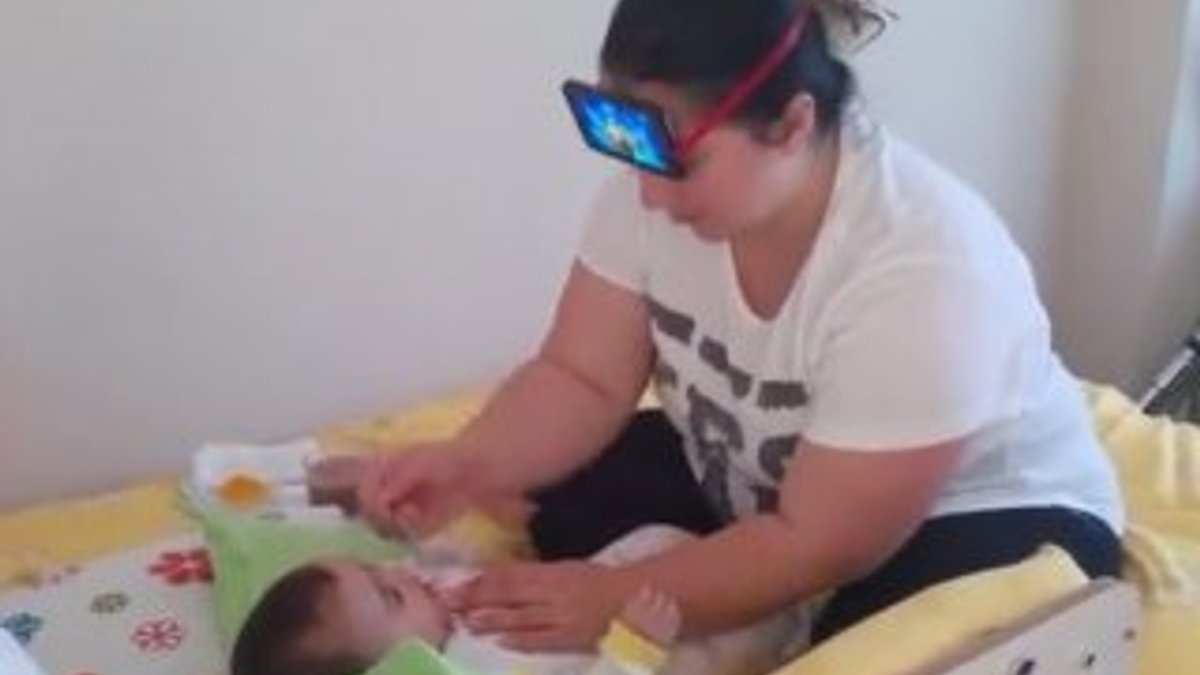 Türk annesinden ilginç bebek doyurma yöntemi