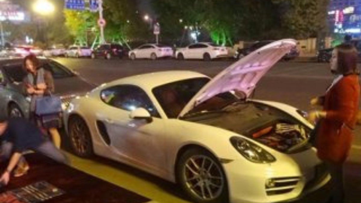 Çinli genç Porsche'sine benzin almak için kıyafetlerini sattı