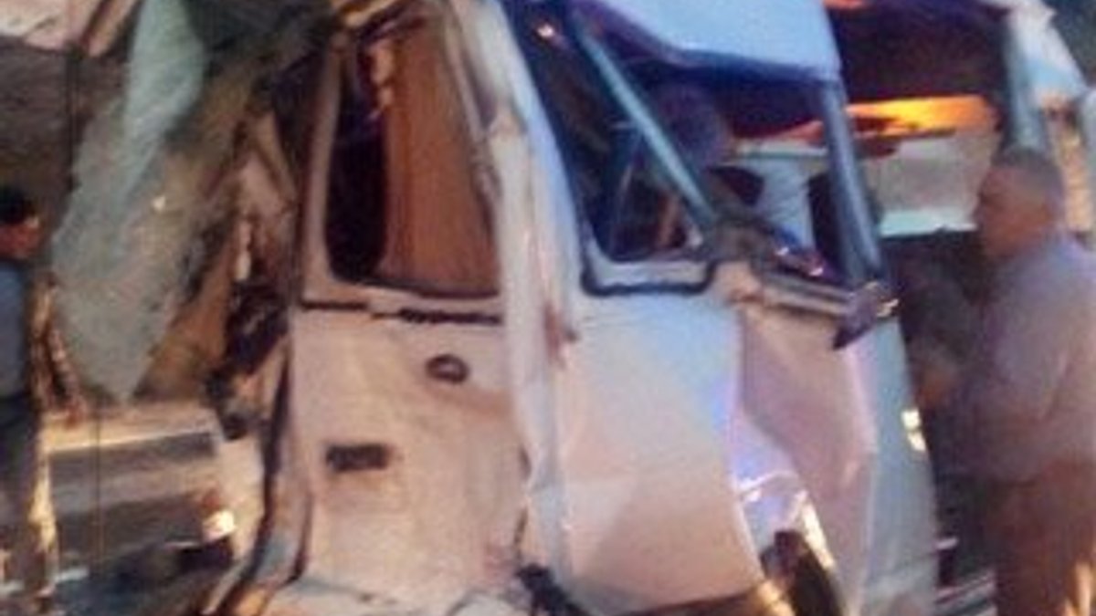Kamyon yolcu minibüsünü biçti: 3 ölü 5 yaralı