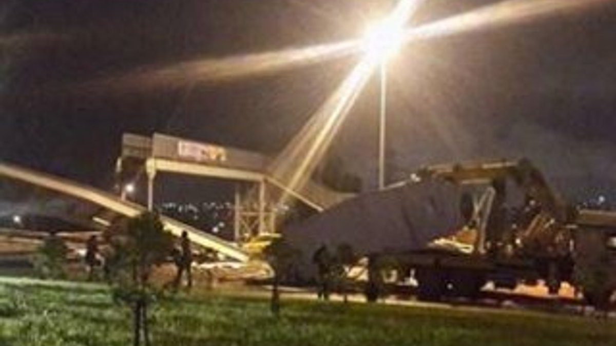 İstanbul Bahçeşehir'de bir üst geçide kamyon çarptı