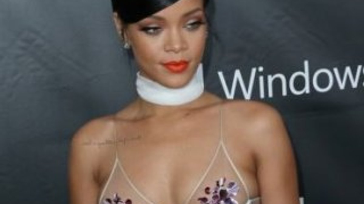Rihanna'nın yardım gecesi kıyafeti