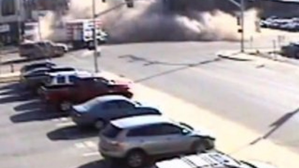 ABD'de polisten kaçan araç binayı yıktı İZLE