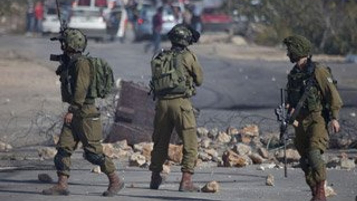 İsrailli asker Filistinli genci yaraladı