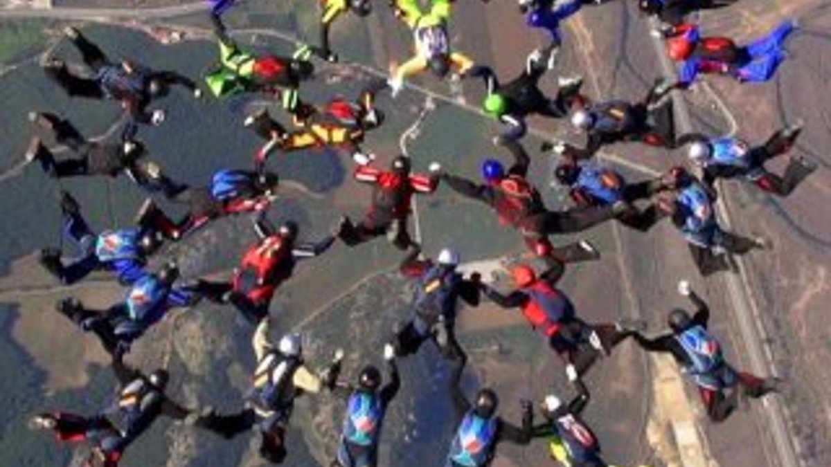 İzmir'de paraşütçülerden Türkiye rekoru