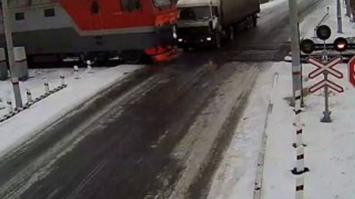 Buzda kayan kamyon iki trenin arasında kaldı İZLE