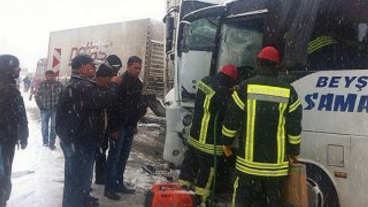 Konya'da midibüsle kamyon çarpıştı: 19 yaralı
