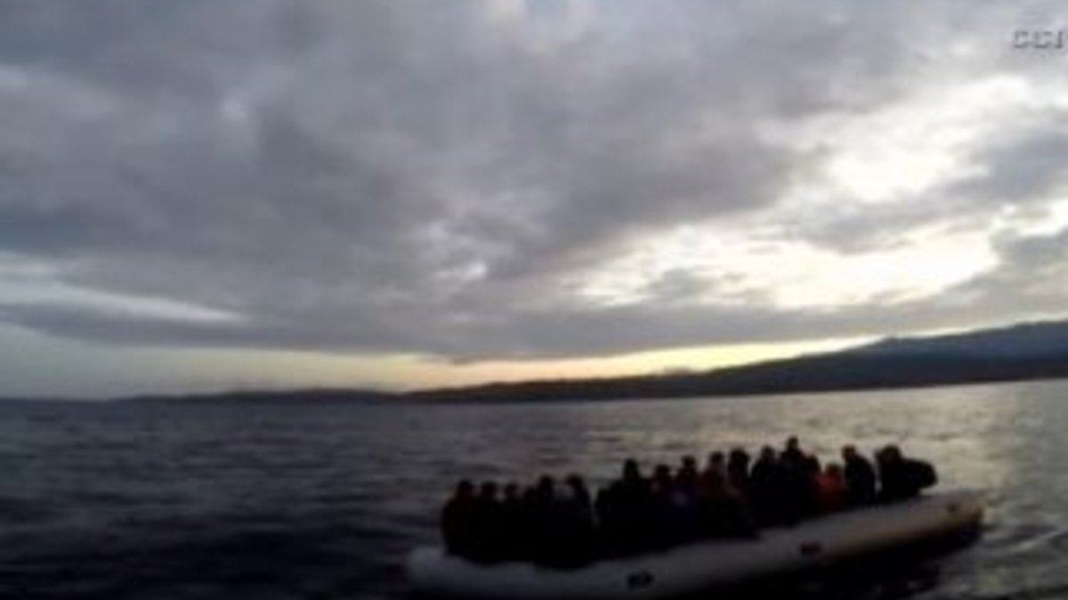 Yunanlılar kaçakları yakalayıp Türk sularına bırakıyor