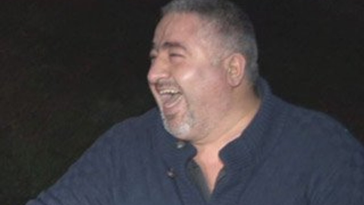Aracı suya gömülen adam gülme krizine girdi