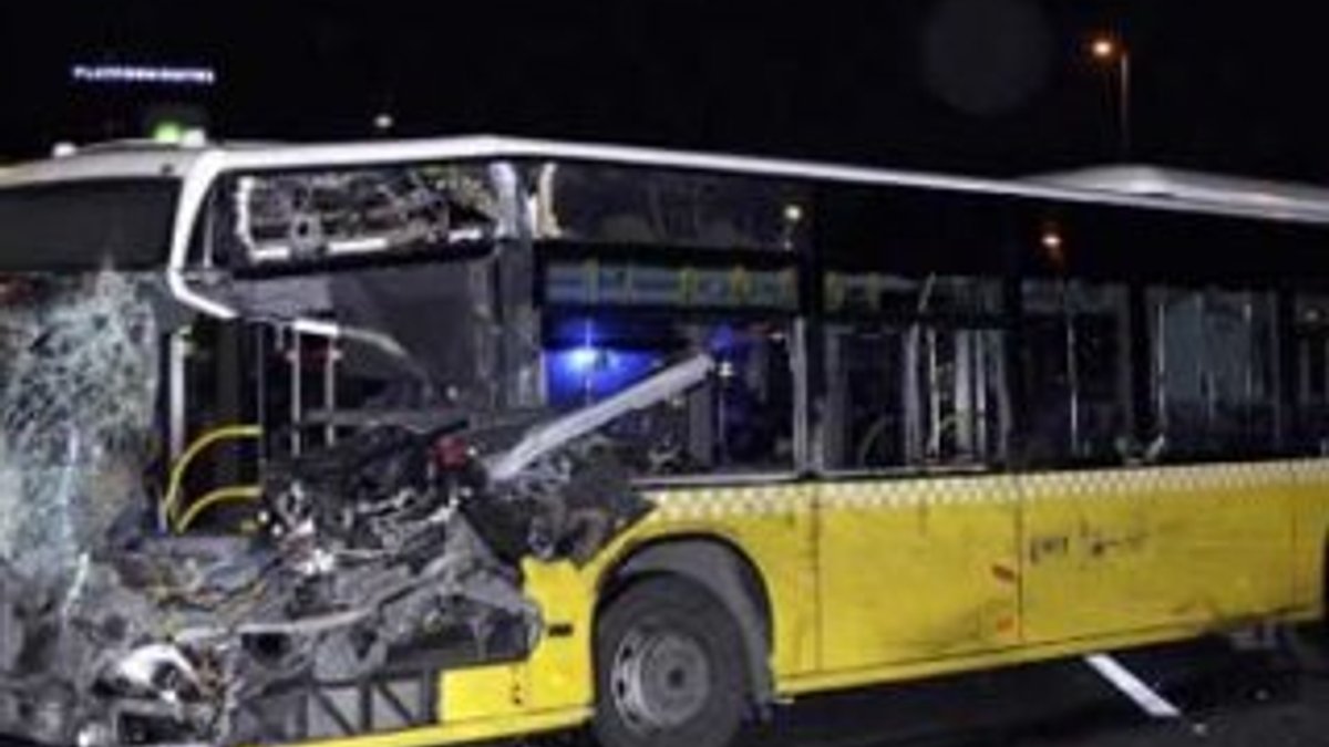 Minibüsle kafa kafaya çarpışan metrobüsün kaza anı İZLE