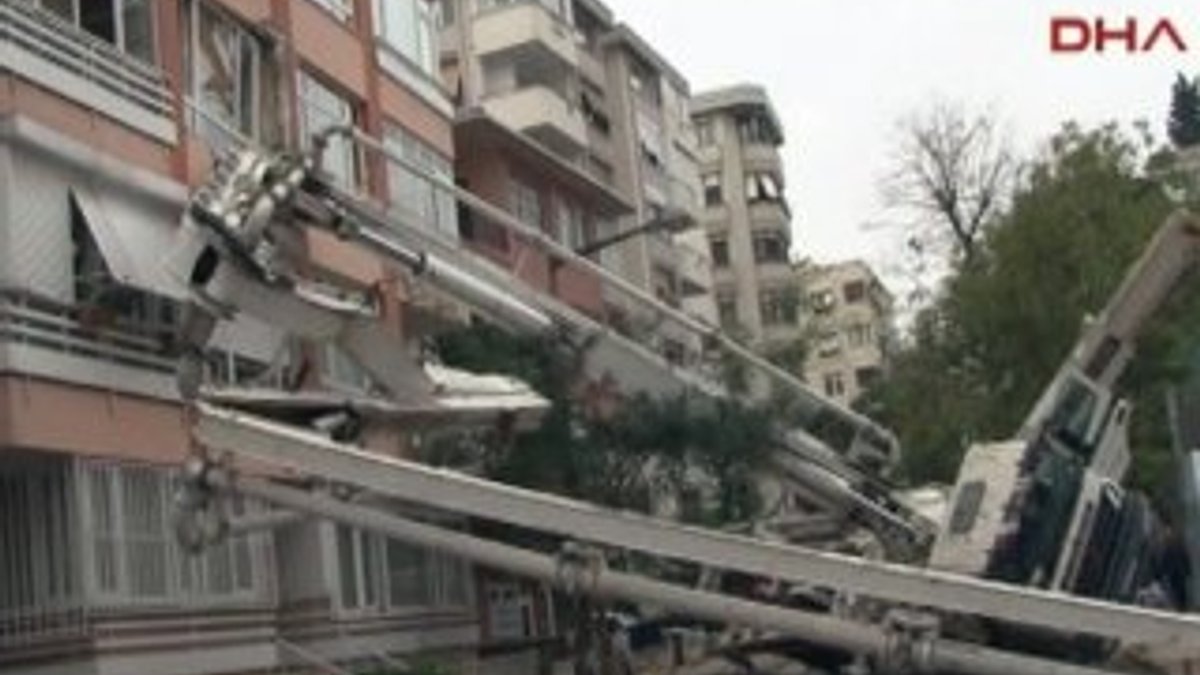 Kadıköy'de binanın üzerine vinç devrildi